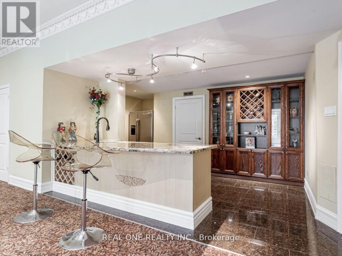 15 ROYAL OAK DRIVE, Toronto (Bridle Path-Sunnybrook-York Mills), Ontario, M3C2M3