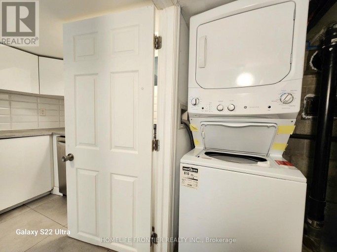 BSMT - 764 GORHAM STREET, Newmarket (Gorham-College Manor), Ontario, L3Y1L6