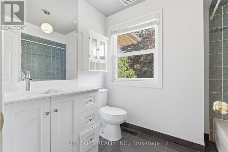 28 HAWKINS DRIVE, Barrie (Ardagh), Ontario, L4N0A6