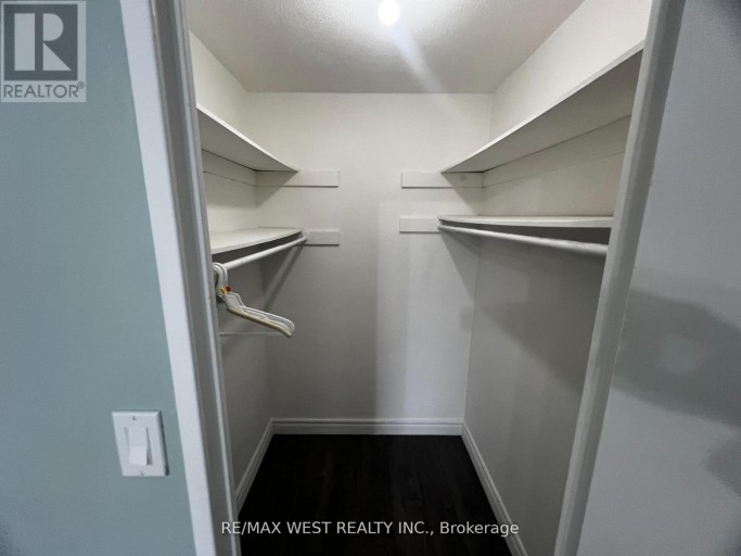 202 - 130 NEPTUNE DRIVE, Toronto (Englemount-Lawrence), Ontario, M6A1X5