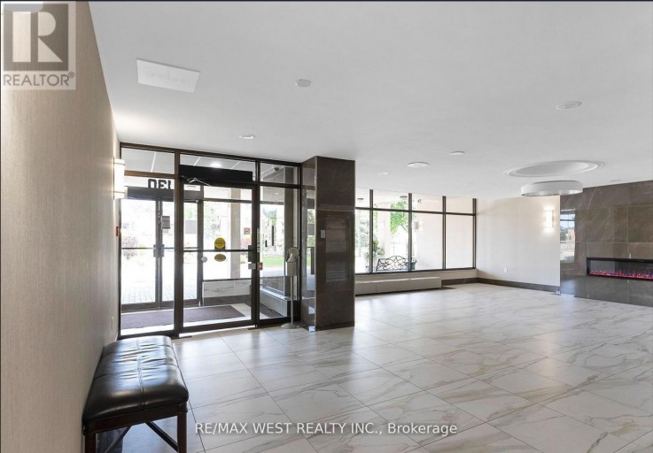 202 - 130 NEPTUNE DRIVE, Toronto (Englemount-Lawrence), Ontario, M6A1X5