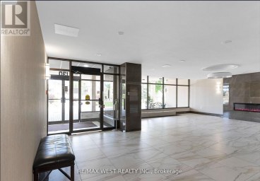 202 - 130 NEPTUNE DRIVE Toronto (Englemount-Lawrence) Ontario photo 2
