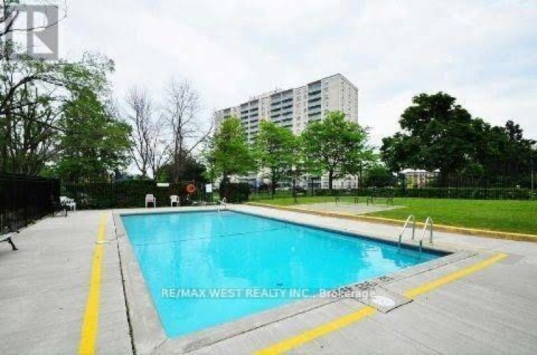 202 - 130 NEPTUNE DRIVE, Toronto (Englemount-Lawrence), Ontario, M6A1X5