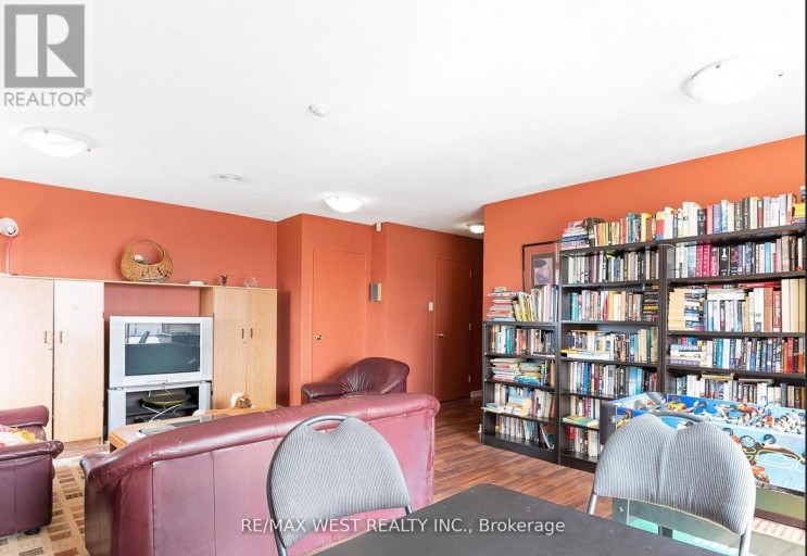 202 - 130 NEPTUNE DRIVE, Toronto (Englemount-Lawrence), Ontario, M6A1X5