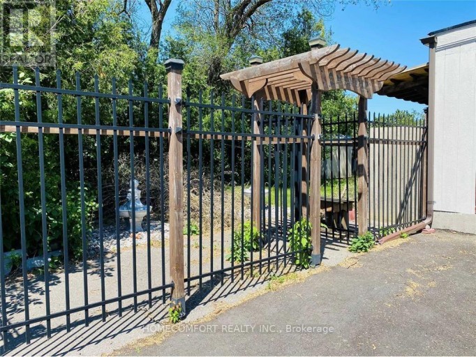 2 MENDIP CRESCENT, Toronto (Dorset Park), Ontario, M1P1Y4