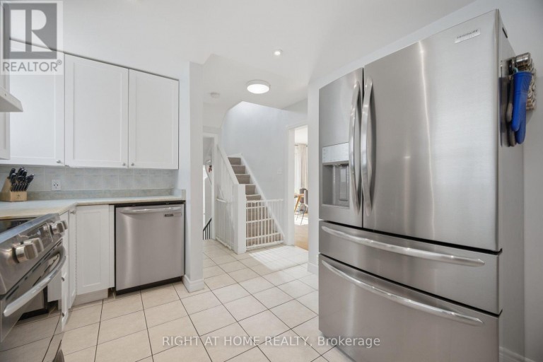 18 VANBRUGH AVENUE, Toronto (Birchcliffe-Cliffside), Ontario, M1N3S9