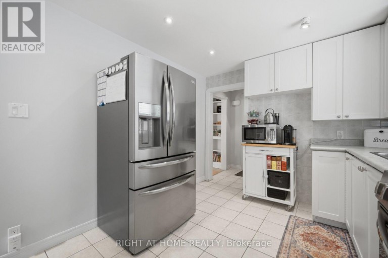 18 VANBRUGH AVENUE, Toronto (Birchcliffe-Cliffside), Ontario, M1N3S9