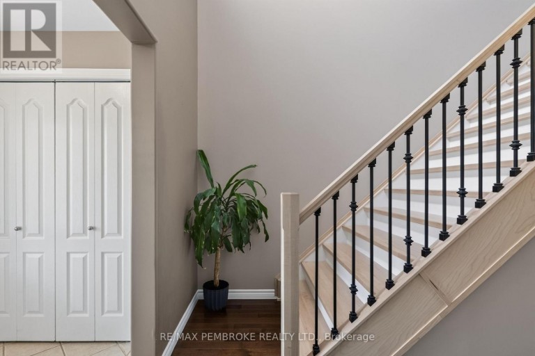 9 HERON DRIVE, Laurentian Valley, Ontario, K8A8N8
