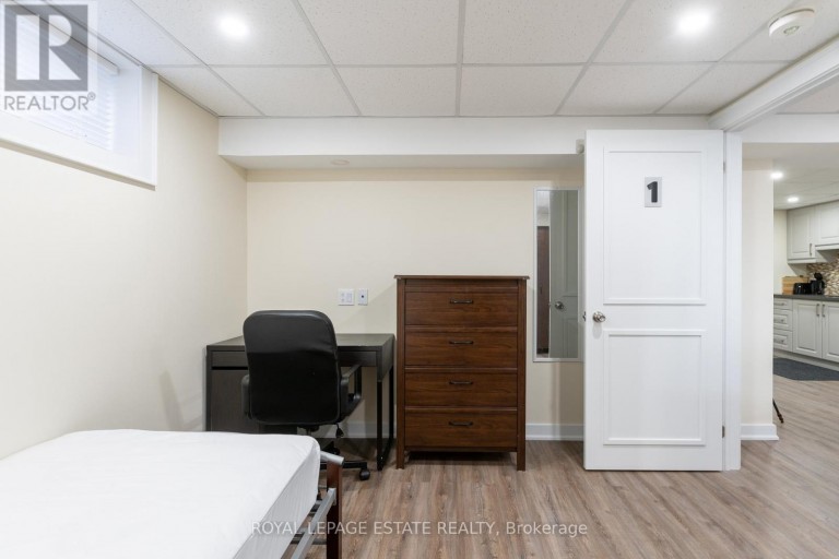 5 BARLOW ROAD, Toronto (Woburn), Ontario, M1G2B3