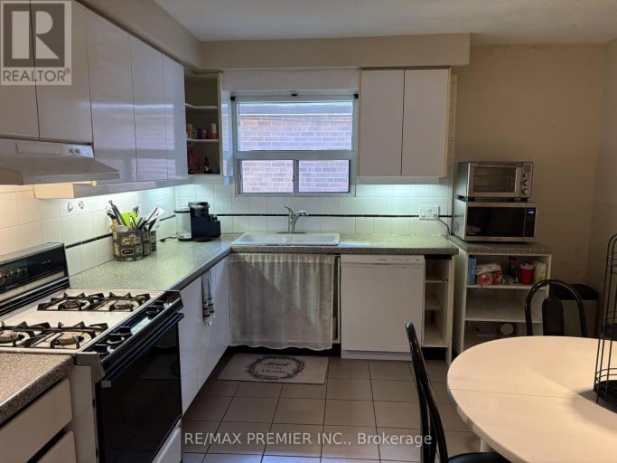 2979 WESTON ROAD, Toronto (Humberlea-Pelmo Park), Ontario, M9M2T1