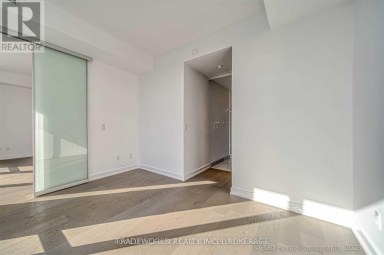 2703 - 488 UNIVERSITY AVENUE Toronto (Kensington-Chinatown) Ontario photo 12
