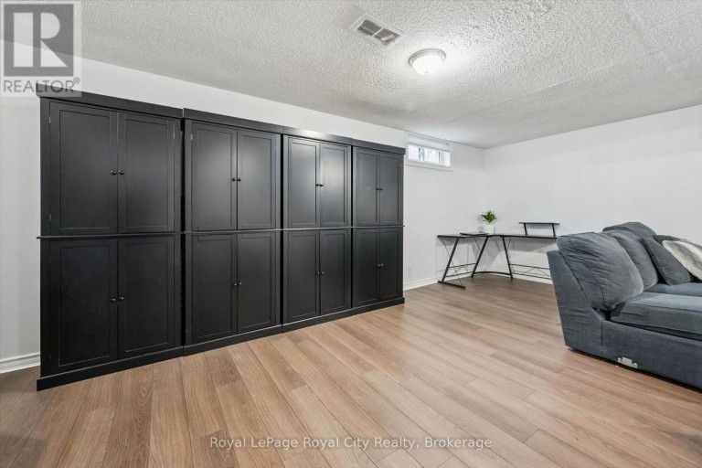 300 AUDEN ROAD, Guelph (Grange Road), Ontario, N1E6S3