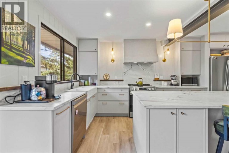 16, 140 Point Drive NW, Calgary, Alberta, T3B4W3
