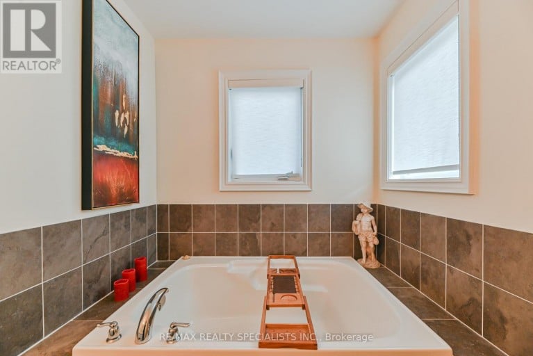 9 ACADEMY AVENUE, Wasaga Beach, Ontario, L9Z1J4