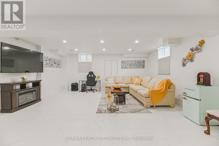 9 ACADEMY AVENUE, Wasaga Beach, Ontario, L9Z1J4