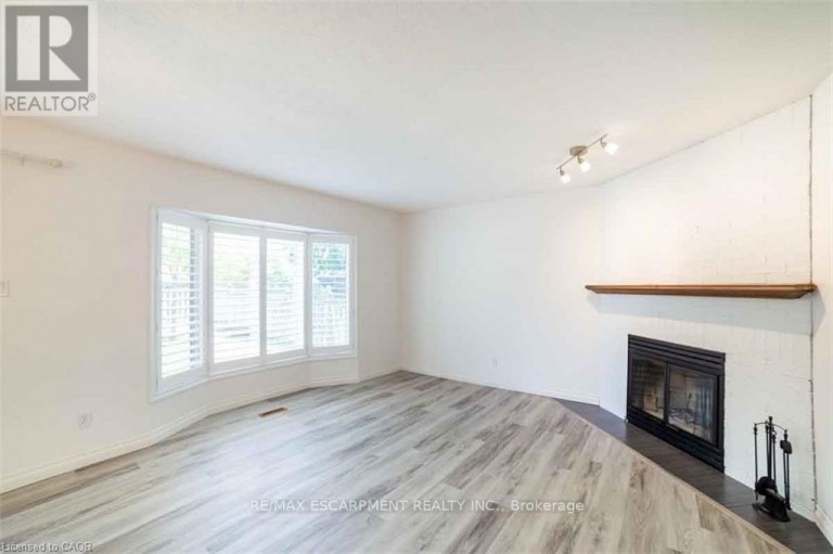 19 BEACHGROVE CRESCENT, Hamilton (Stoney Creek Mountain), Ontario, L8J2N8