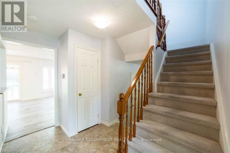19 BEACHGROVE CRESCENT, Hamilton (Stoney Creek Mountain), Ontario, L8J2N8