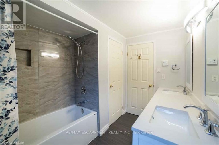 19 BEACHGROVE CRESCENT, Hamilton (Stoney Creek Mountain), Ontario, L8J2N8