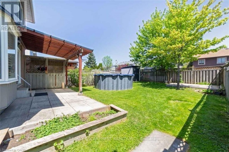 19 BEACHGROVE CRESCENT, Hamilton (Stoney Creek Mountain), Ontario, L8J2N8
