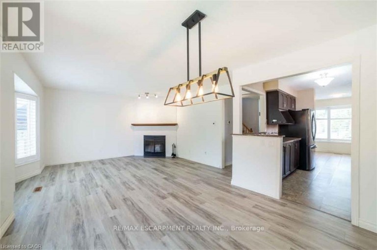 19 BEACHGROVE CRESCENT, Hamilton (Stoney Creek Mountain), Ontario, L8J2N8