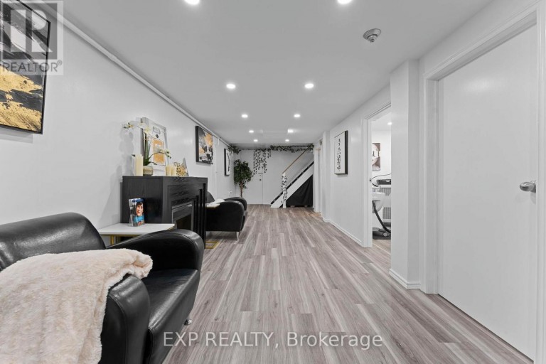 MAIN - 213 LAKESHORE ROAD E, Mississauga (Port Credit), Ontario, L5G1G5