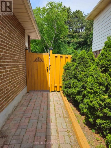 32 BLUE SPRUCE LANE, Markham (Royal Orchard), Ontario, L3T3W9