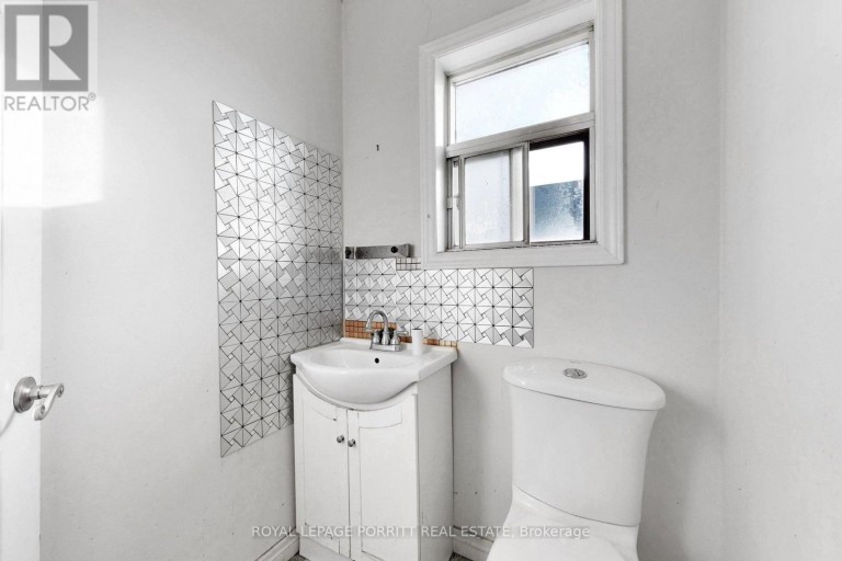 1 TOWNS ROAD N, Toronto (New Toronto), Ontario, M8Z1A1