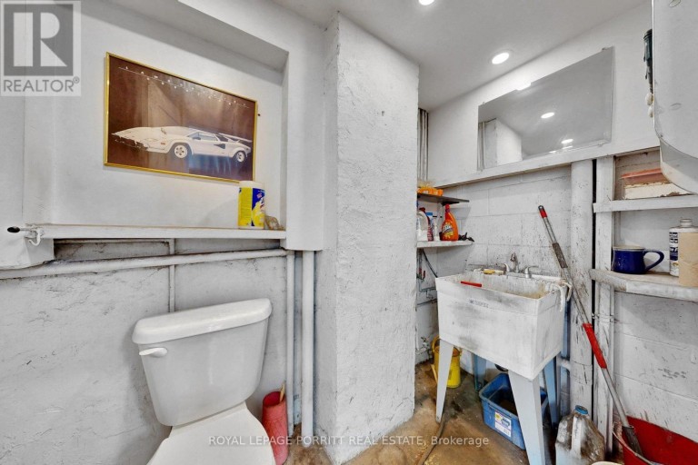 1 TOWNS ROAD N, Toronto (New Toronto), Ontario, M8Z1A1
