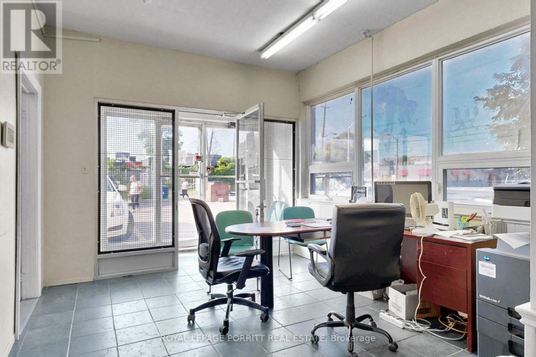 1 TOWNS ROAD N, Toronto (New Toronto), Ontario, M8Z1A1