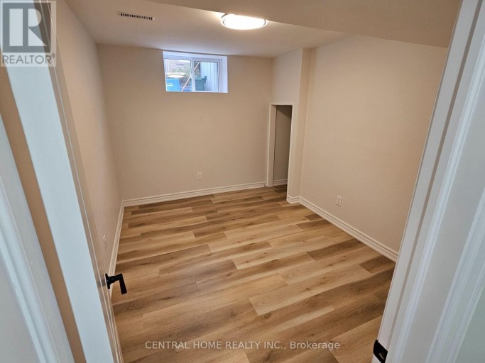 137 WILLOW LANE, Newmarket (Bristol-London), Ontario, L3Y4J1