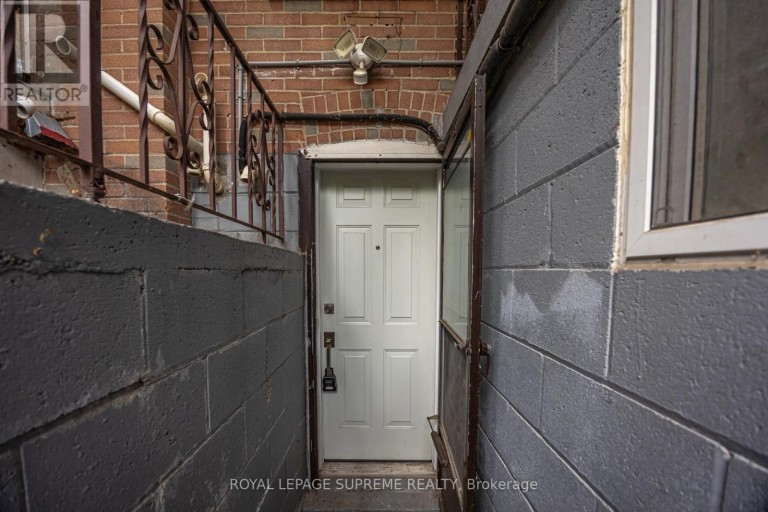 27 DALRYMPLE DRIVE, Toronto (Rockcliffe-Smythe), Ontario, M6N4S2
