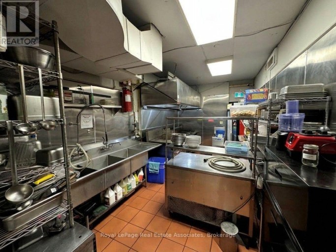 592 QUEEN STREET W, Toronto (Trinity-Bellwoods), Ontario, M6J1E3