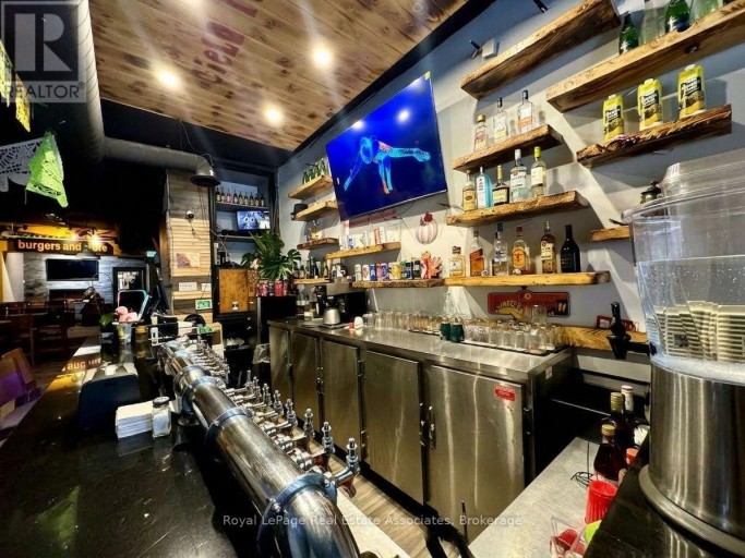 592 QUEEN STREET W, Toronto (Trinity-Bellwoods), Ontario, M6J1E3