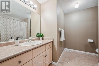 38 - 210 DAWN AVENUE Guelph (Clairfields/Hanlon Business Park) Ontario photo 10