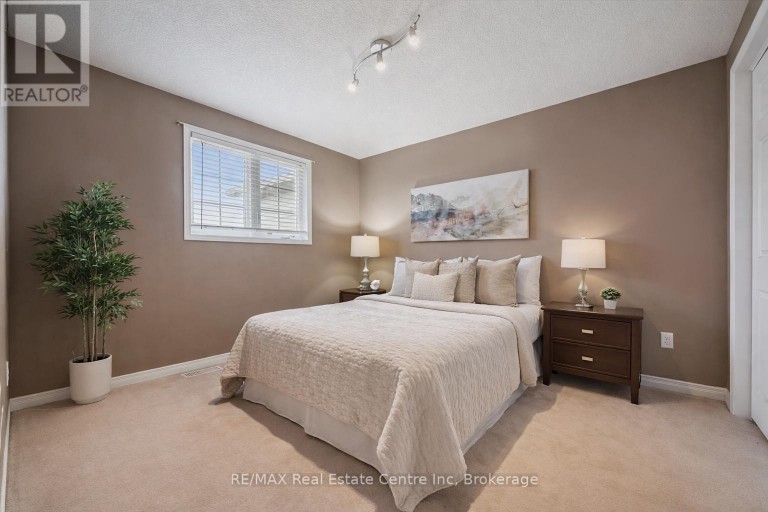 38 - 210 DAWN AVENUE, Guelph (Clairfields/Hanlon Business Park), Ontario, N1G5L5