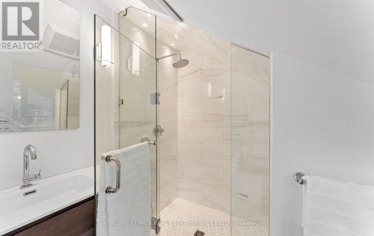 24 MANN AVENUE, Toronto (Mount Pleasant East), Ontario, M4S2Y3