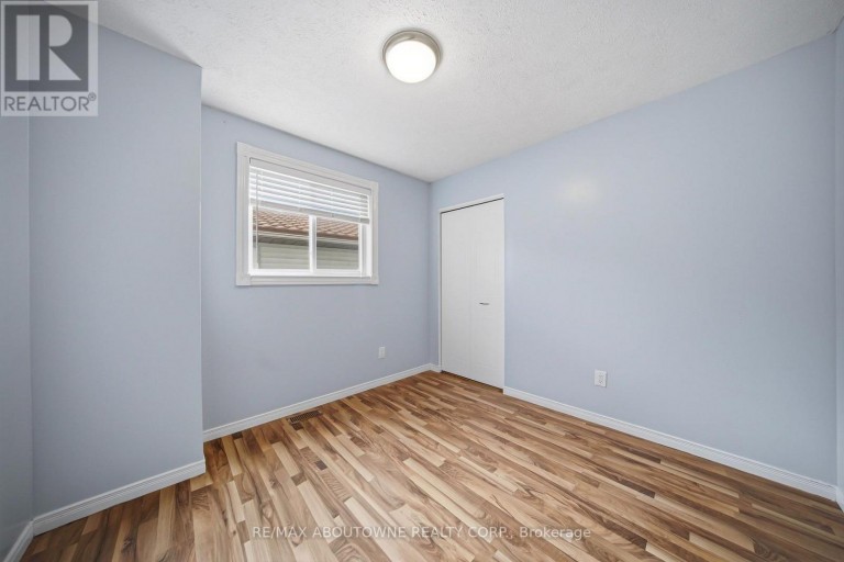 UPPER - 146 BANKSIDE DRIVE N, Kitchener, Ontario, N2N3E4