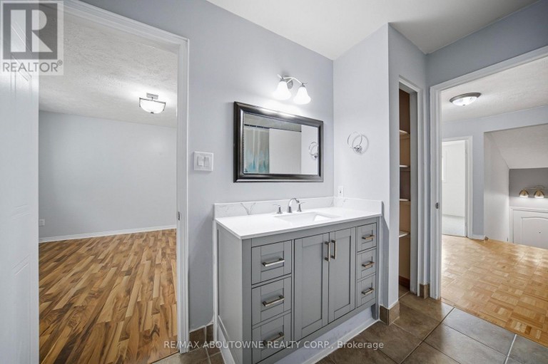 UPPER - 146 BANKSIDE DRIVE N, Kitchener, Ontario, N2N3E4