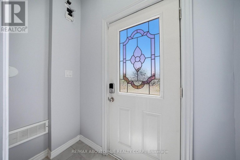 UPPER - 146 BANKSIDE DRIVE N, Kitchener, Ontario, N2N3E4