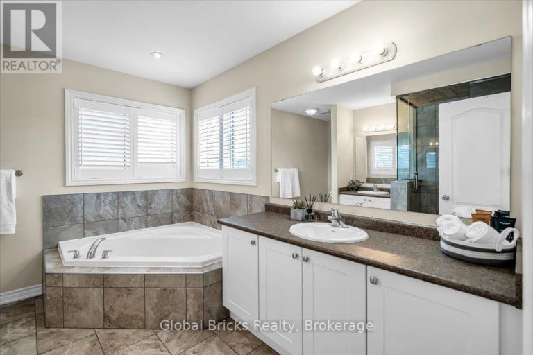 47 HOLYROD DRIVE, Clarington (Courtice), Ontario, L1E0G4