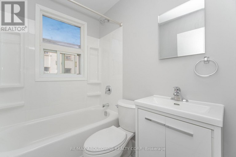 3 - 1031 CHURCHILL AVENUE E, Oakville (CP College Park), Ontario, L6H1A3