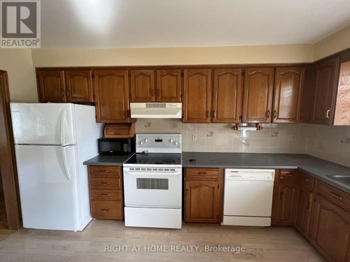 MAIN FLOOR - 9 DEWLANE DRIVE, Toronto (Newtonbrook West), Ontario, M2R2P7