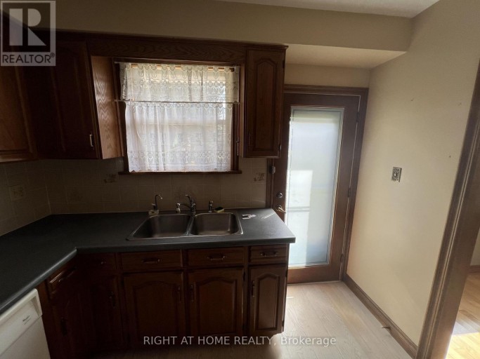 MAIN FLOOR - 9 DEWLANE DRIVE, Toronto (Newtonbrook West), Ontario, M2R2P7