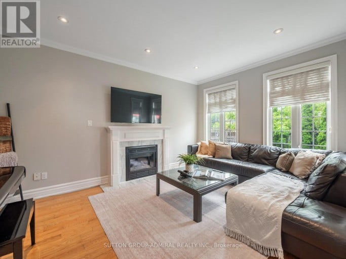 255 COCKSFIELD AVENUE, Toronto (Bathurst Manor), Ontario, M3H3T6