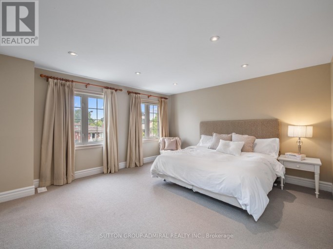 255 COCKSFIELD AVENUE, Toronto (Bathurst Manor), Ontario, M3H3T6