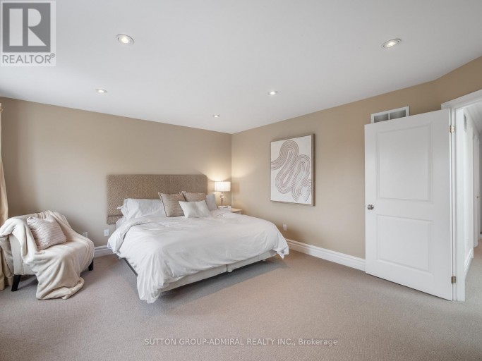 255 COCKSFIELD AVENUE, Toronto (Bathurst Manor), Ontario, M3H3T6