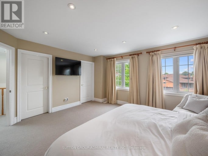 255 COCKSFIELD AVENUE, Toronto (Bathurst Manor), Ontario, M3H3T6