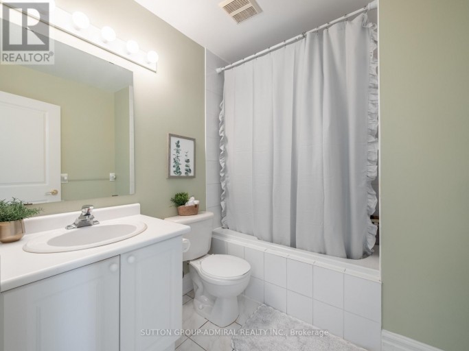 255 COCKSFIELD AVENUE, Toronto (Bathurst Manor), Ontario, M3H3T6