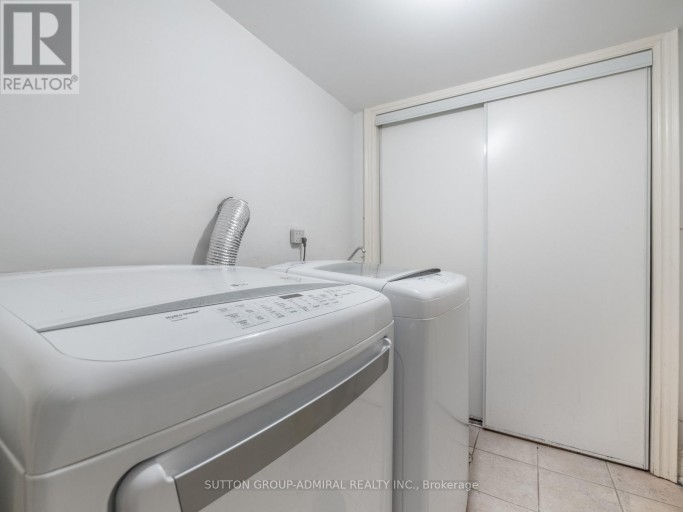 255 COCKSFIELD AVENUE, Toronto (Bathurst Manor), Ontario, M3H3T6