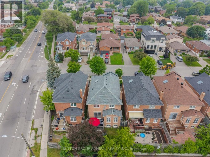 255 COCKSFIELD AVENUE, Toronto (Bathurst Manor), Ontario, M3H3T6